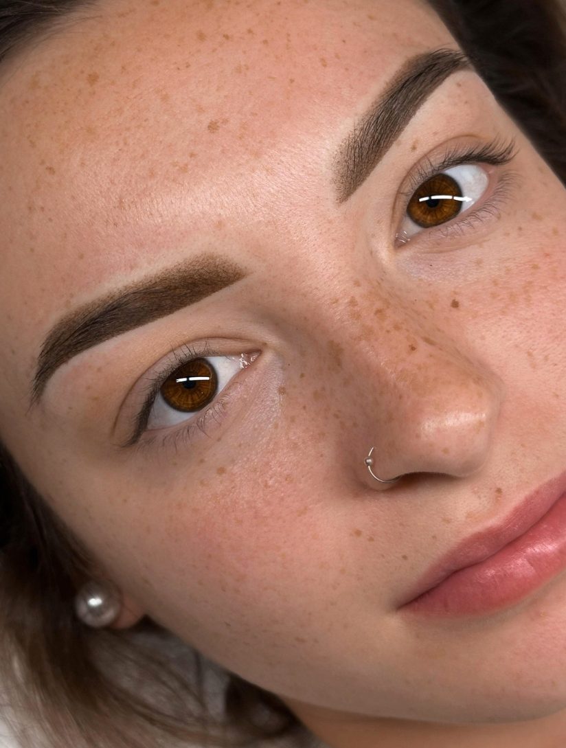 Chica después de un tratamiento de micropigmentación de cejas empolvadas