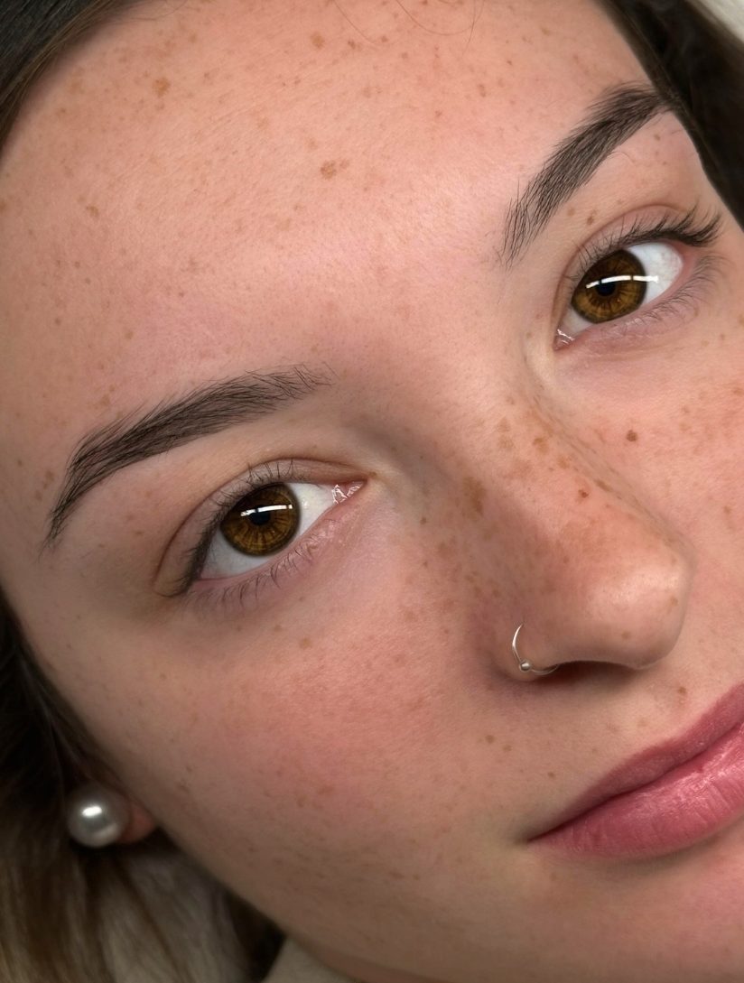 Chica antes de un tratamiento de micropigmentación de cejas empolvadas