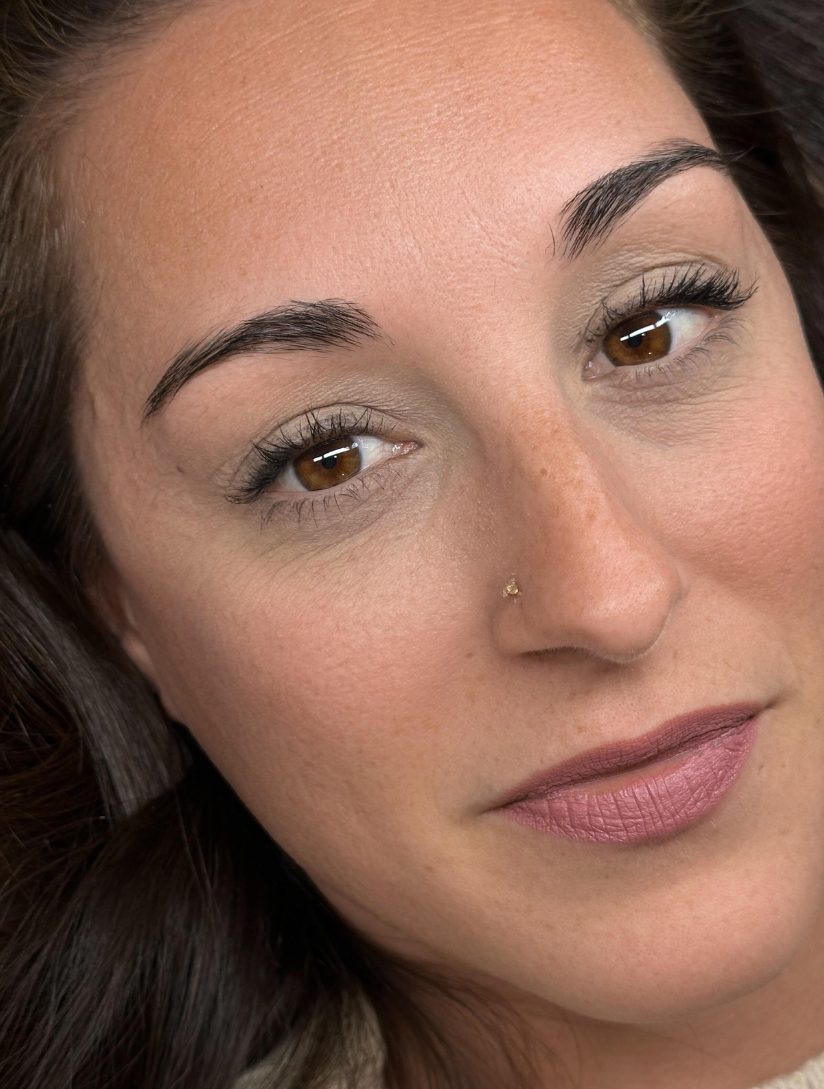 Mujer antes de un tratamiento de micropigmentación de cejas con técnica híbrida