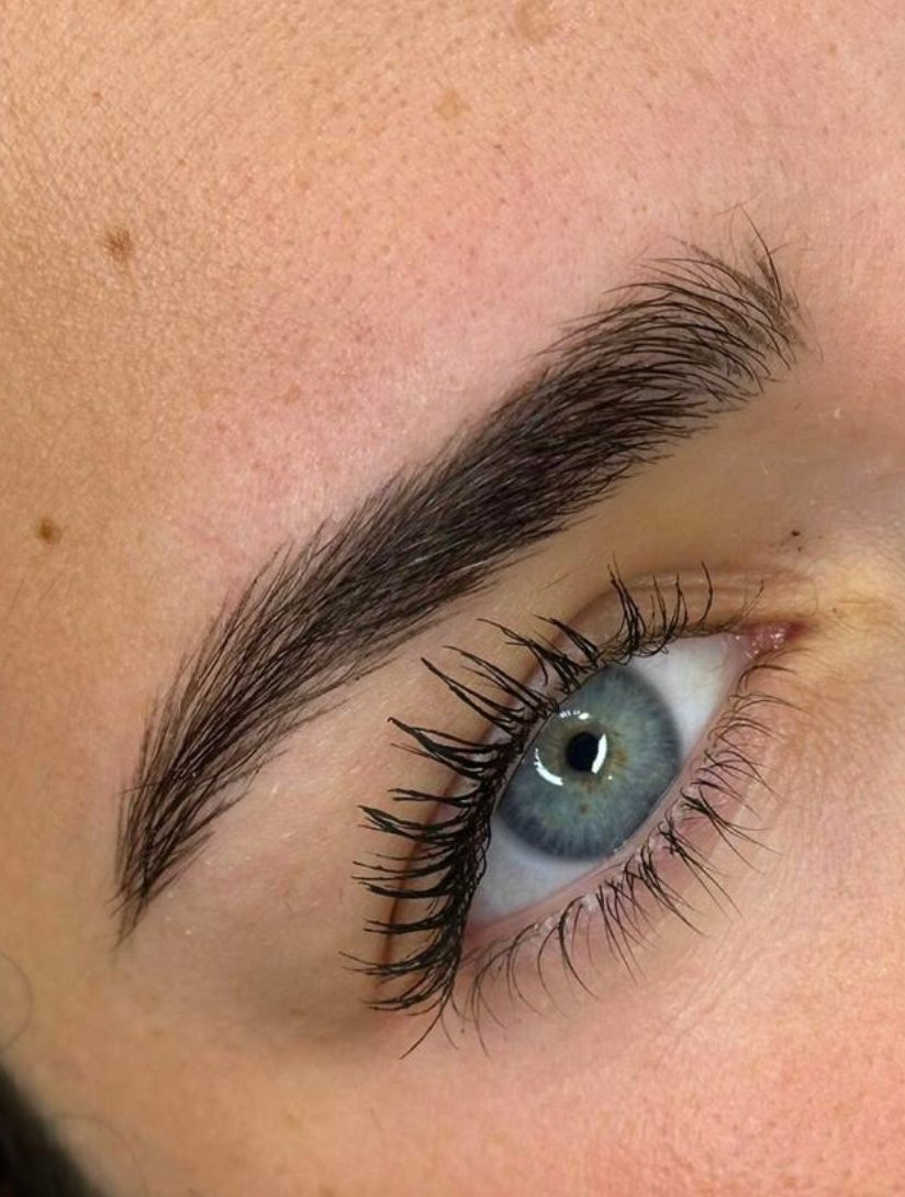 Ejemplo de diseño y depilación de cejas realizado por Sara Mas Maison de Beauté