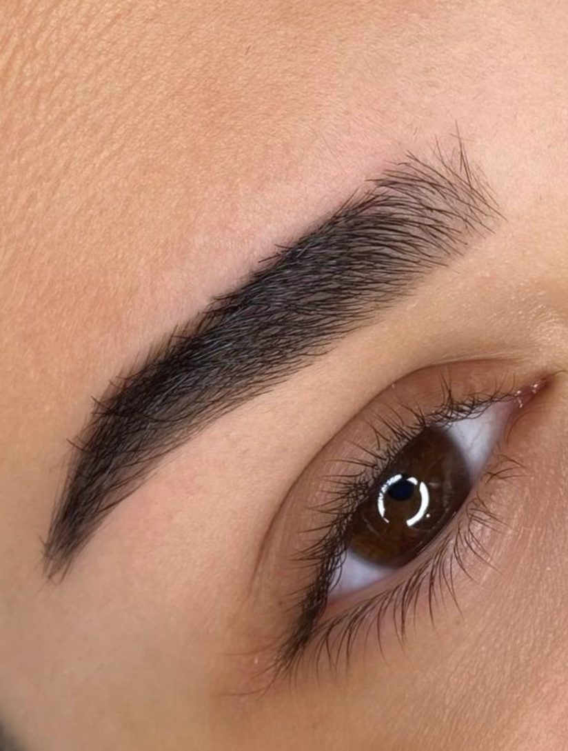 Ejemplo de henna en cejas realizado por Sara Mas Maison de Beauté