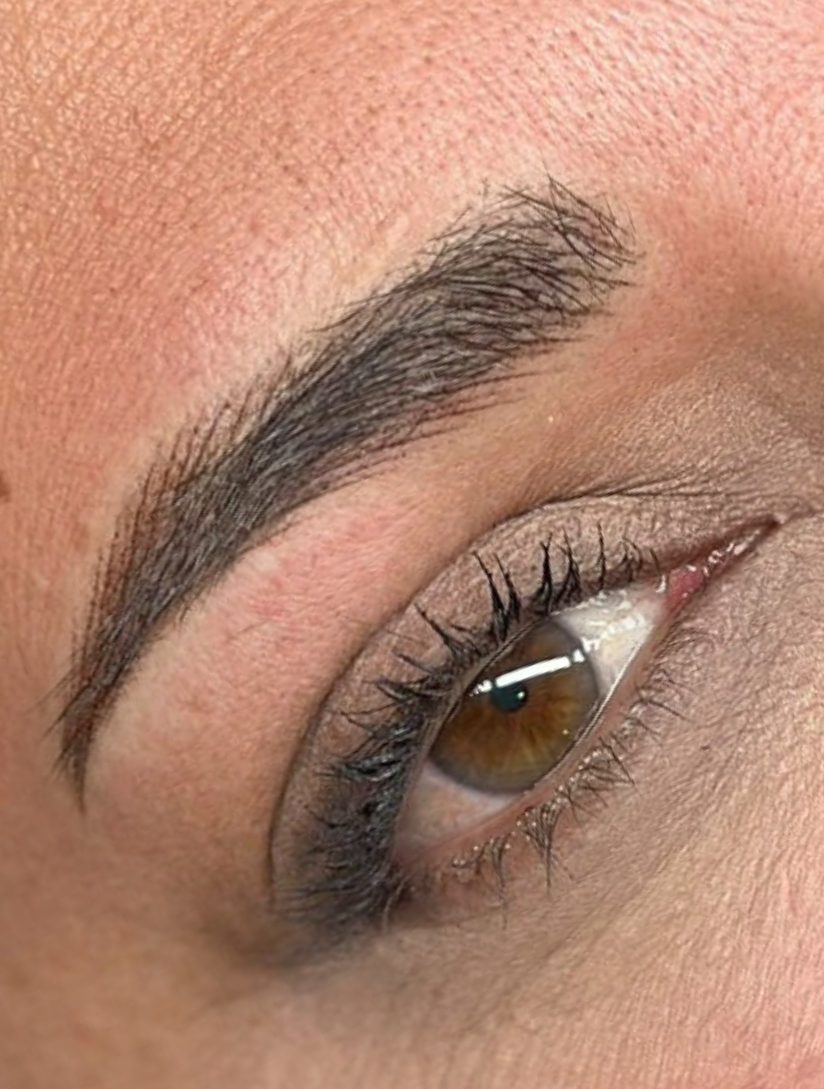 Ejemplo de micropigmentación de cejas realizado por Sara Mas Maison de Beauté
