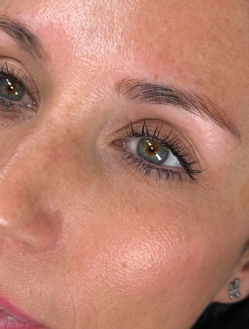 Mujer antes de un tratamiento de micropigmentación de cejas masrealismo