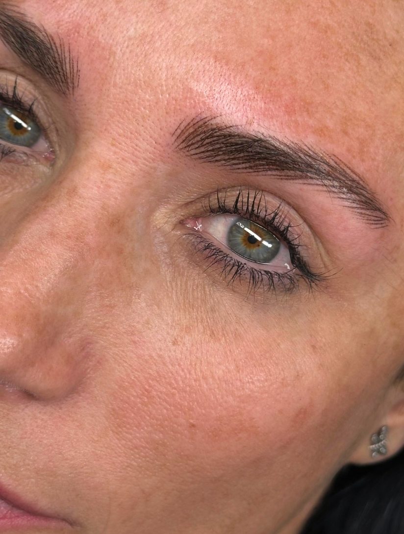 Mujer después de un tratamiento de micropigmentación de cejas masrealismo