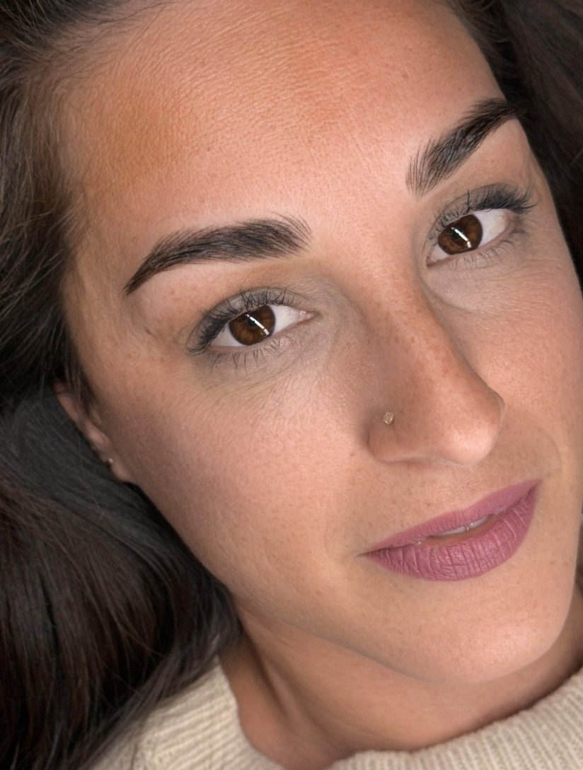 Mujer antes de un tratamiento de micropigmentación de cejas con técnica híbrida